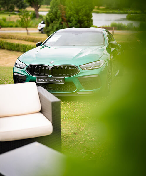 BMW Fahrzeug und Sitzgruppe auf einem Golf-Event zu Marketingzwecken von MINI Wernecke