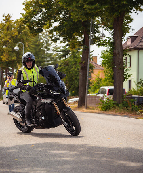 MINI Kunde bei einer Probefahrt eines BMW Bikes beim Testride Event von MINI Wernecke