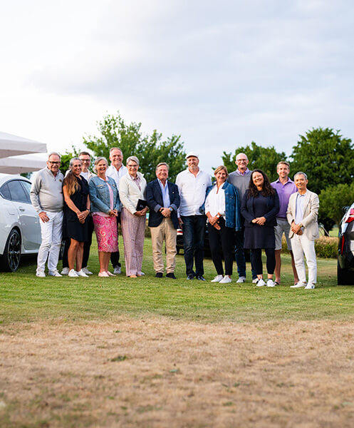 marketingabteilung fuer mini events golfclub Mitarbeitende von MINI Wernecke bei einem Golf-Event am Motzener See