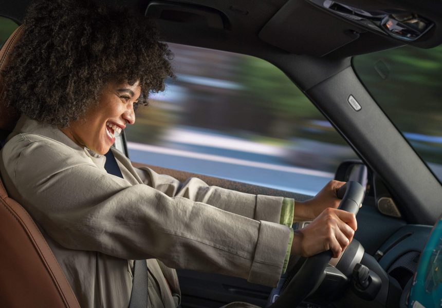 Freude beim Fahren im MINI Aceman: Mit den Aktionswochen von MINI Wernecke wird es möglich