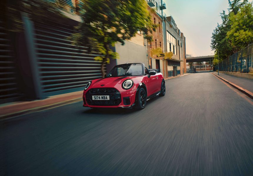 Aktionswochen bei MINI Wernecke: Roter Mini Cooper Cabrio auf Straße